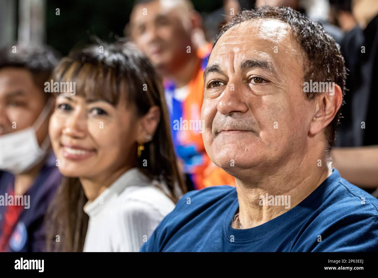 Europäische Touristen und thailändische Unterstützer beim thailändischen Fußballspiel in Bangkok, Thailand Stockfoto