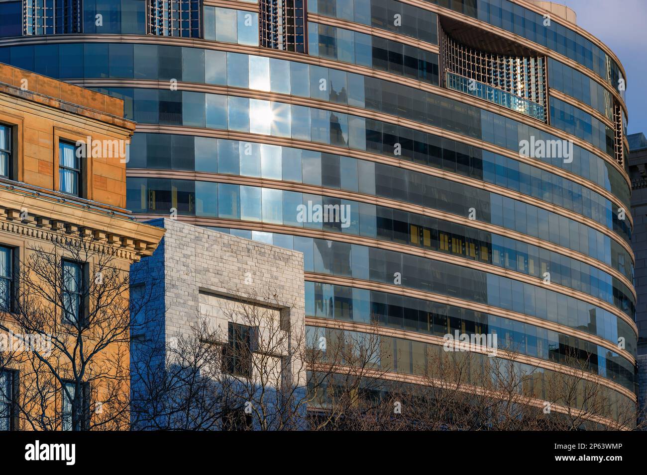Verschiedene architektonische Designs in dieser Nähe von Gebäuden im Zentrum von Cleveland, Ohio, USA. Stockfoto