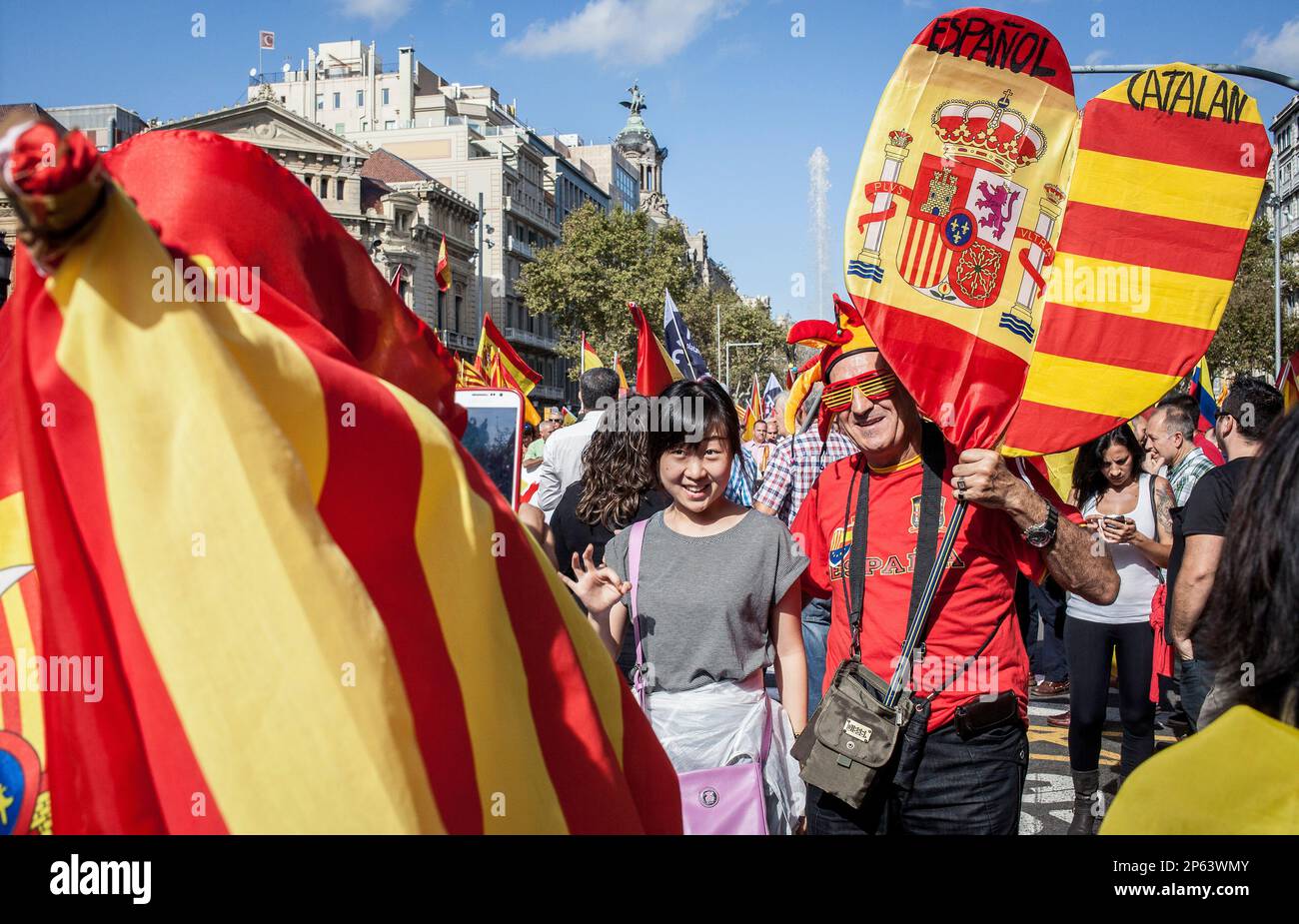 Katalanische Demonstranten gegen die Unabhängigkeit tragen spanische Flaggen und katalanische Flaggen während einer Demonstration für die Einheit Spaniens anlässlich der Spanier Stockfoto