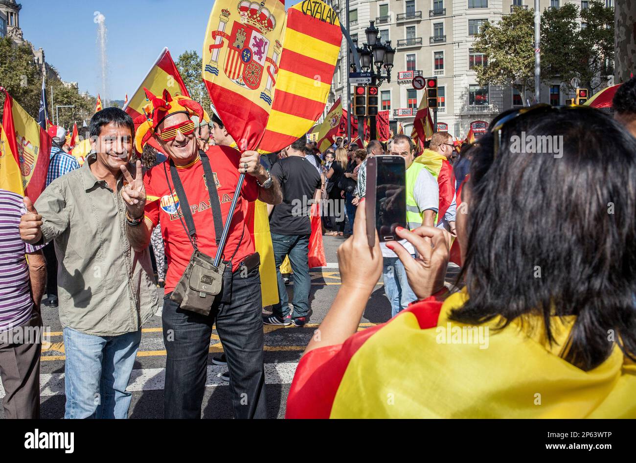 Katalanische Demonstranten gegen die Unabhängigkeit tragen spanische Flaggen und katalanische Flaggen während einer Demonstration für die Einheit Spaniens anlässlich der Spanier Stockfoto