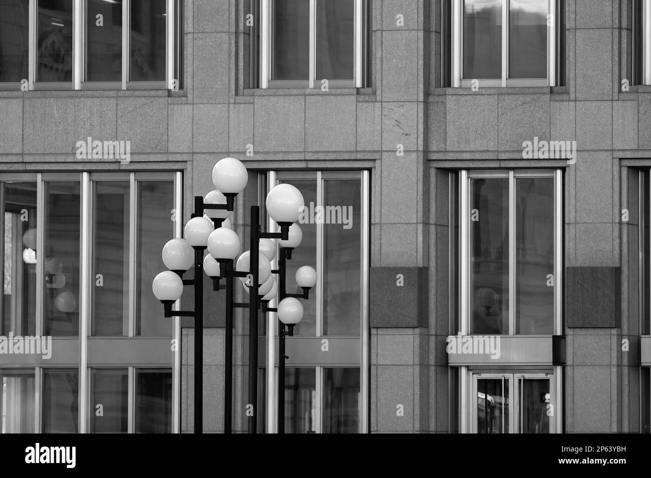 Schwarzweißbild einer Straßenbeleuchtung vor einem Gebäude. Stockfoto