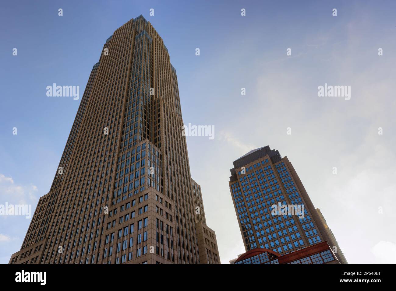 Zwei Wolkenkratzer unter blauem Himmel mit weißen Wolken im Zentrum von Cleveland, Ohio. Stockfoto