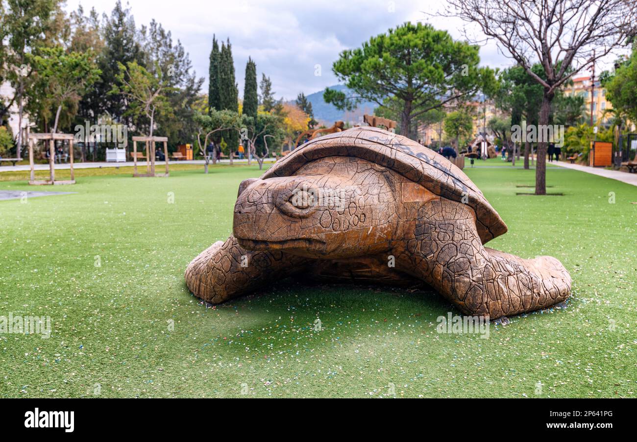 Holzspiel für Kinder in Form einer riesigen Schildkröte auf einem Spielplatz an der Promenade von Paillon in Nizza, französische Riviera, FRANKREICH. Stockfoto