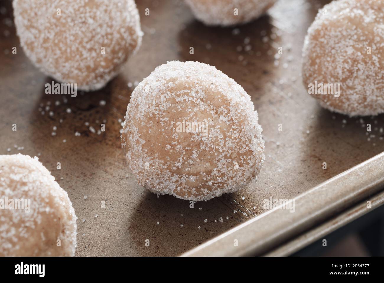 Ginger-Keks-Teigkugeln auf Backpapier Stockfoto