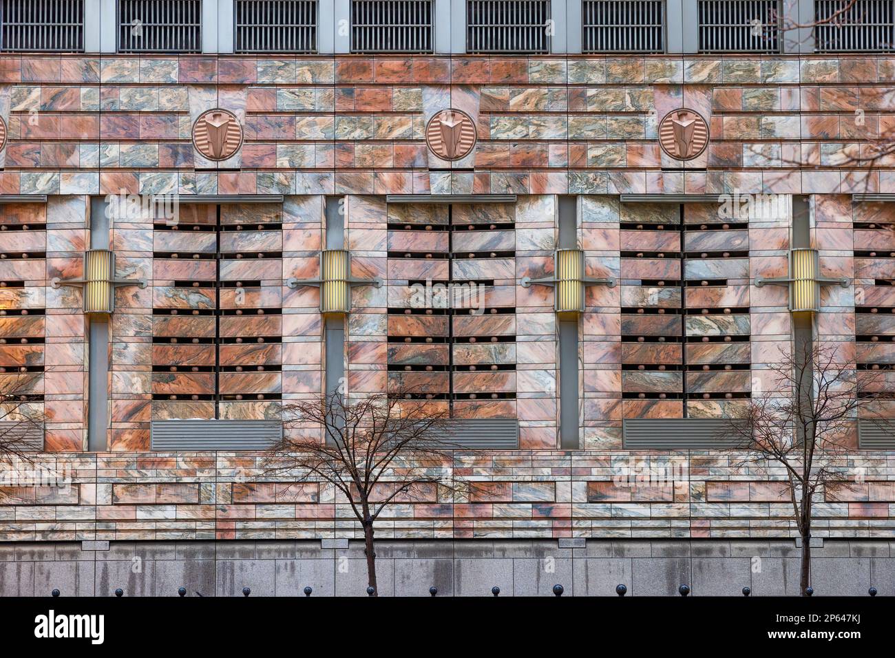 Cleveland, Ohio, USA - 25. Januar 2023: Nahaufnahme des rosa Marmors, der bei der Gestaltung der Fassade eines Gebäudes in der Innenstadt von Cleveland, Ohio, verwendet wurde. Stockfoto