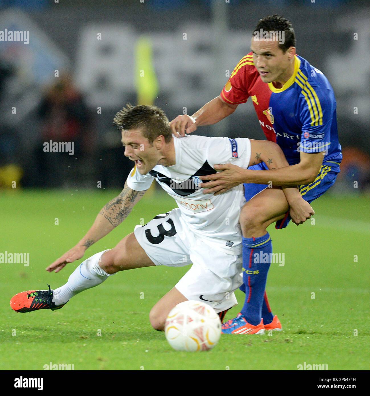 Basle's Philipp Degen, right, fights for the ball against Genk's Benjamin De Ceulaer, left, during the Europa League group G group stage soccer match between Switzerland's FC Basle and Belgium's KRC Genk, at the St. Jakob-Park stadium in Basle, Switzerland, on Thursday, October 4, 2012. (AP Photo/KEYSTONE,Georgios Kefalas) Stockfoto