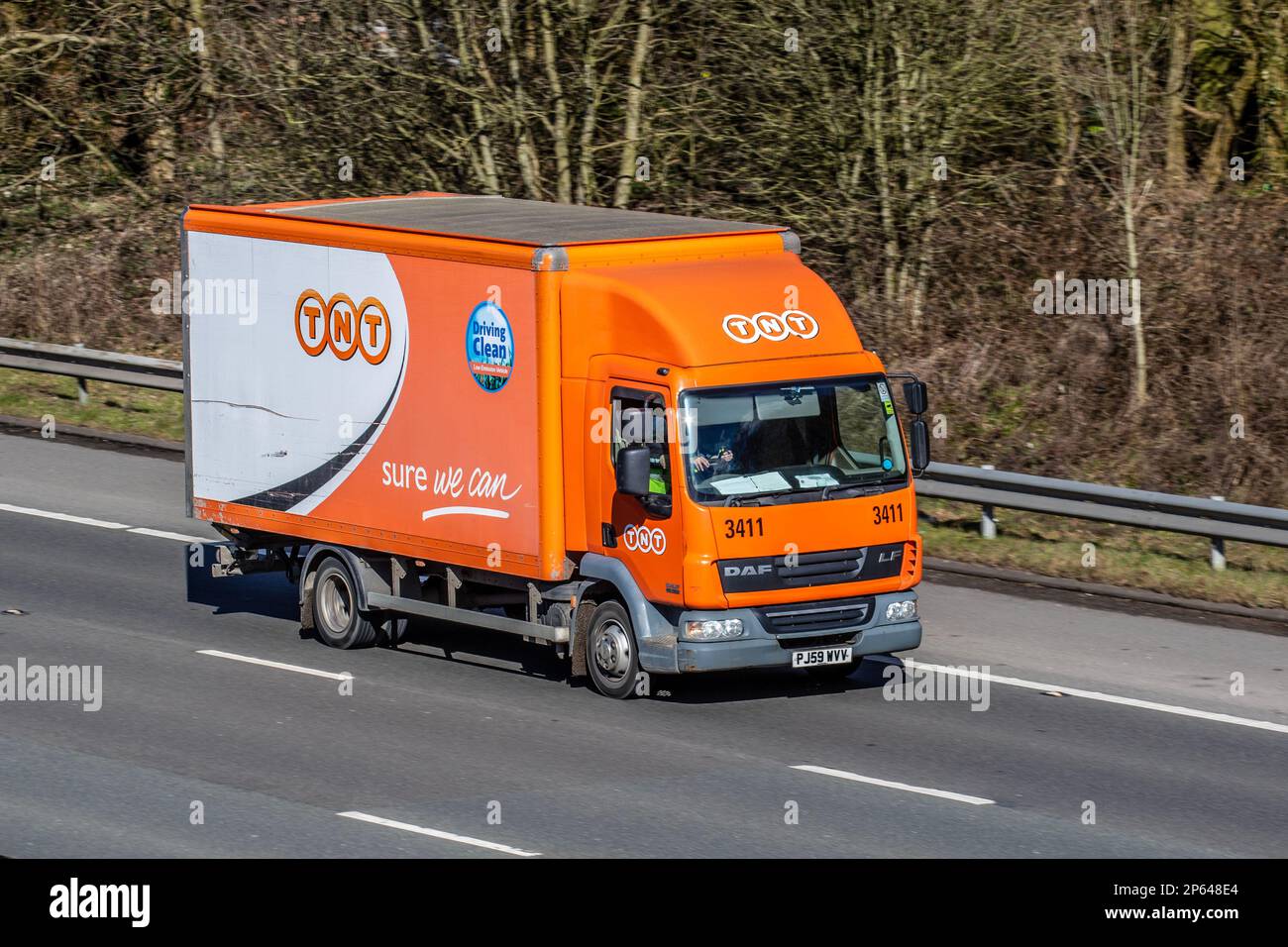 TNT-Lieferung DAF LF-Lieferwagen; Fahrt auf der Autobahn M61, Großbritannien Stockfoto