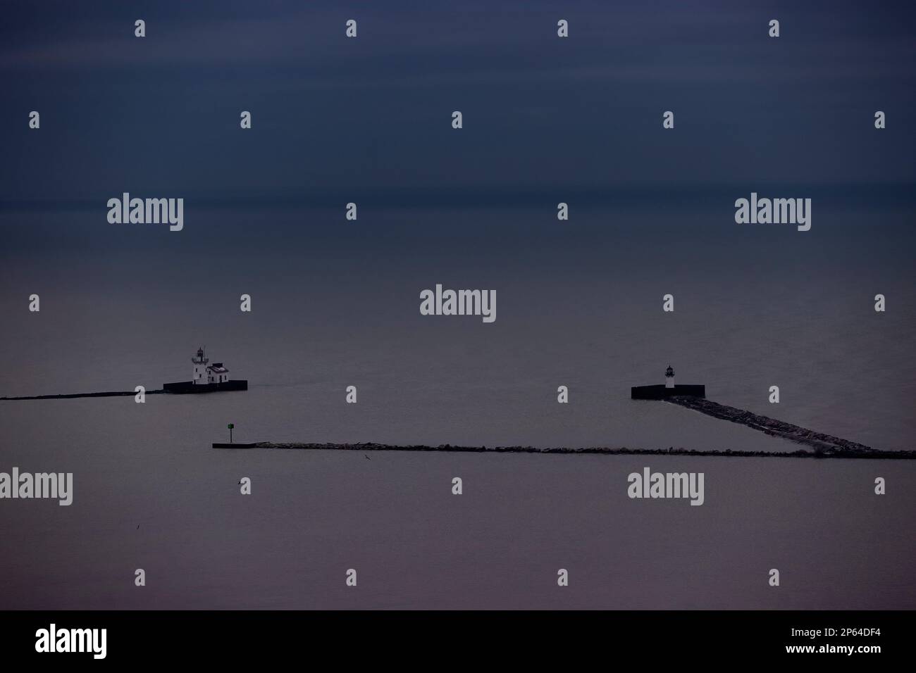 Ein Blick in der Dämmerung auf die Leuchttürme am Eriesee vom 23. Stock des Hilton Hotels in der Innenstadt von Cleveland, Ohio. Stockfoto