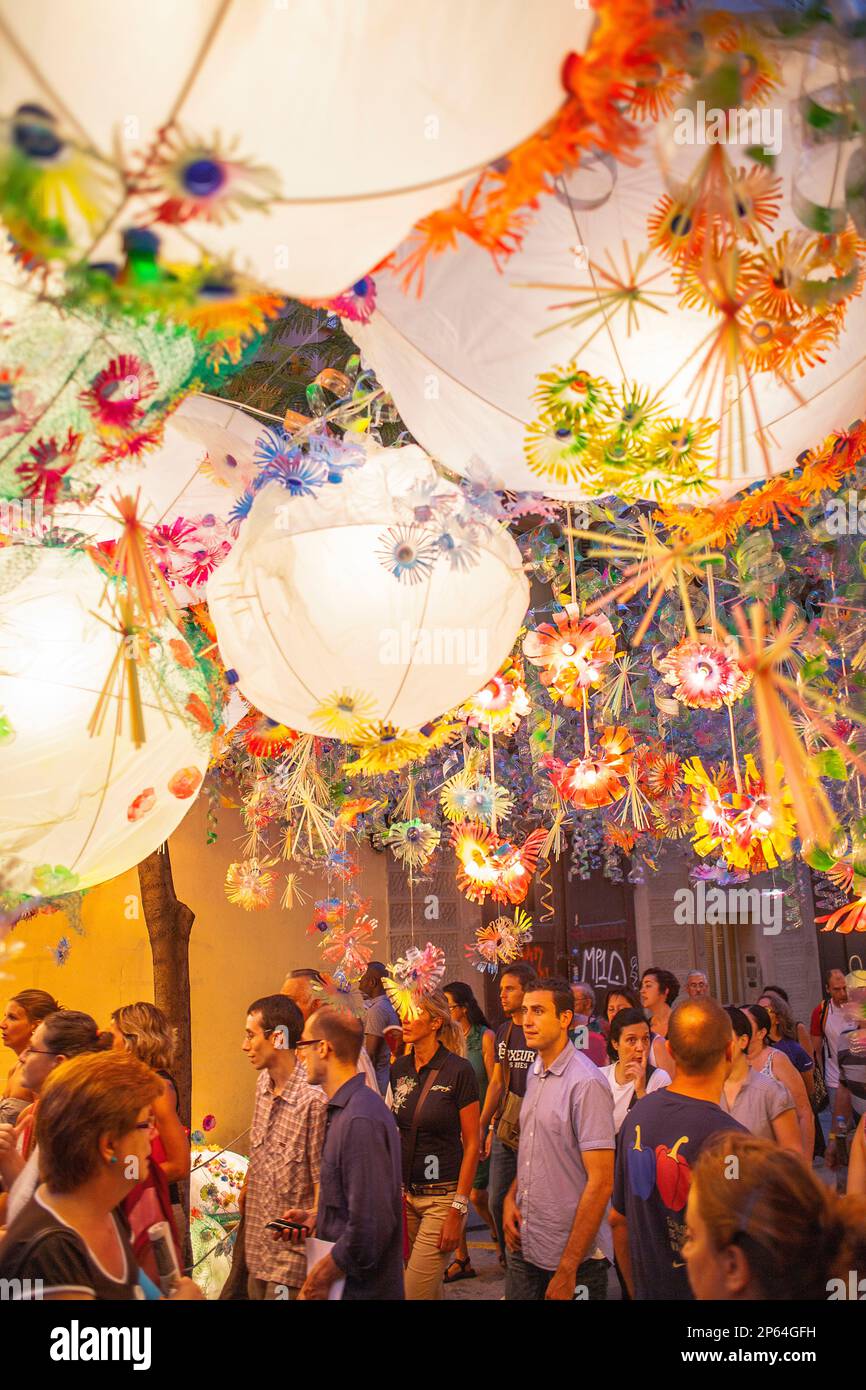 Joan Blanques Straße geschmückt, während Gracia Festival.Barcelona, Katalonien, Spanien Stockfoto