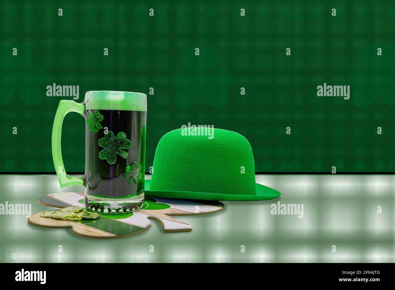 Eine Tasse grünes Bier, ein grüner Hut und ein Wechselspiel mit Kopierraum und Hintergründen. Stockfoto