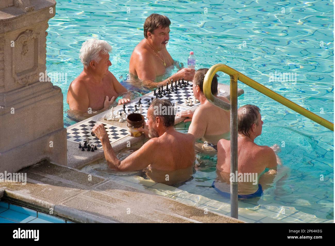 Ungarn, Budapest, Thermalbad Széchenyi (Szechenyi), Spa und Swimming Pool, Schachspieler Stockfoto