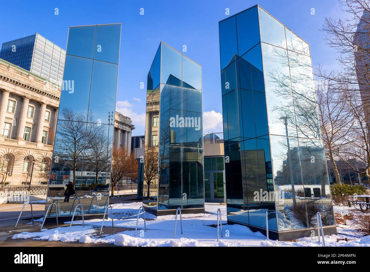 Cleveland, Ohio, USA - 24. Januar 2023: Schnee bedeckt das Gras in einem Park mit verspiegelten Strukturen, die die Umgebung an einem kalten Wintertag widerspiegeln Stockfoto