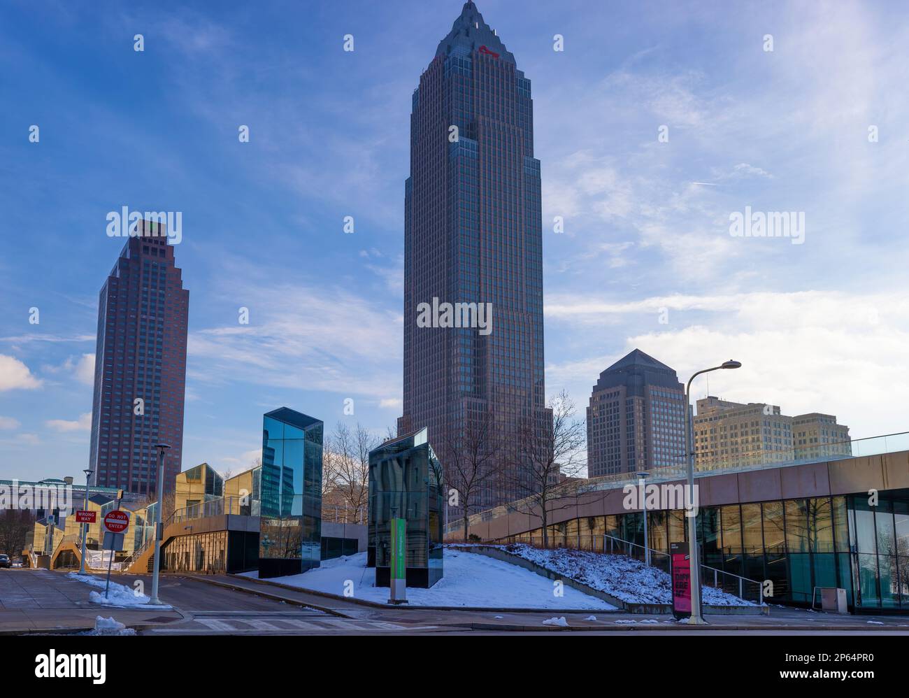 Cleveland, Ohio, USA - 24. Januar 2023: Wolkenkratzer und andere Gebäude erobern den Himmel in der Innenstadt von Cleveland an einem kalten Wintertag. Stockfoto