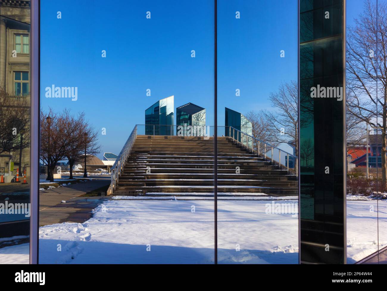 Reflektierender Blick auf Stufen, die zu einer Aussichtsplattform in einem der öffentlichen Parks von Cleveland, Ohio, führen. Stockfoto