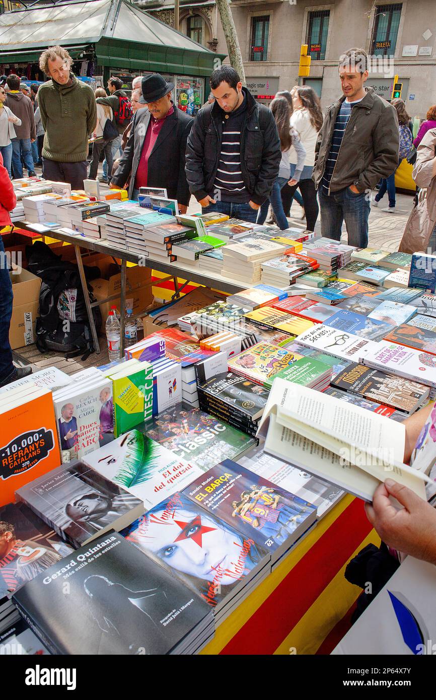 Buch-Stall in der La Rambla, Sant Jordis Tag (23. April), Barcelona, Katalonien, Spanien Stockfoto