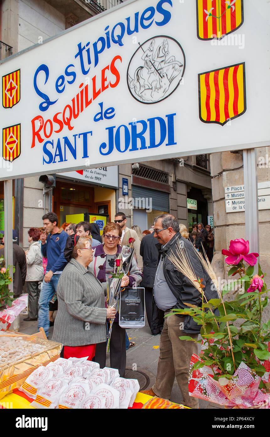 Typische Kuchen Stand der Sant Jordis Tages in Plaça Sant Jaume, Sant Jordi Tag (23. April), Barcelona, Katalonien, Spanien Stockfoto