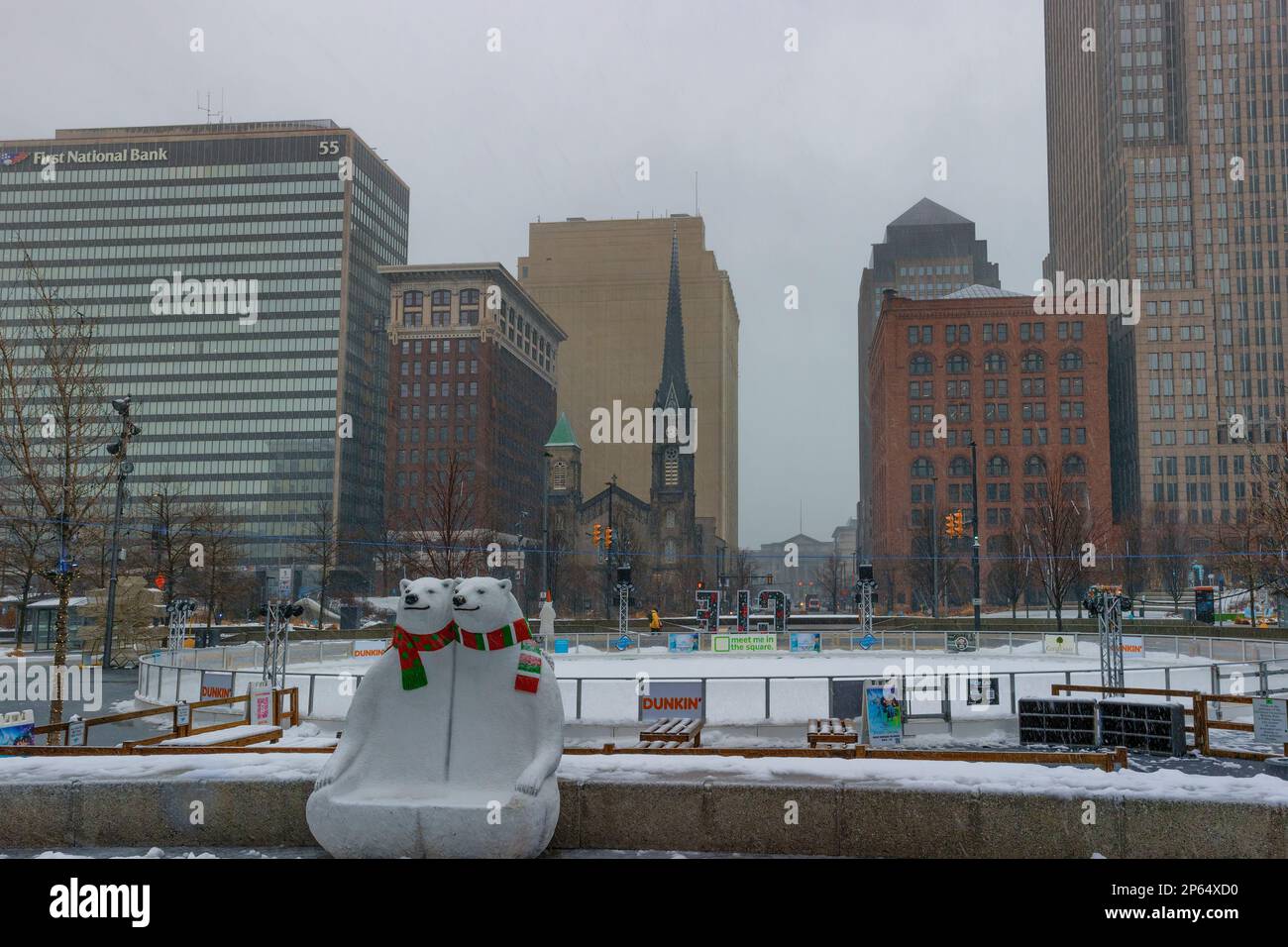 Cleveland, Ohio, USA - 25. Januar 2023: Nasser Schnee fällt über der öffentlichen Squiare in der Innenstadt, wo sich eine geschlossene Eislaufbahn mit festlichen Eisbären befindet Stockfoto