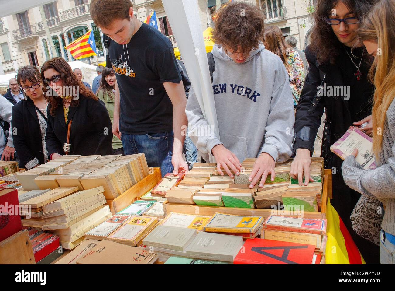 Buch-Stall in der La Rambla, Sant Jordis Tag (23. April), Barcelona, Katalonien, Spanien Stockfoto