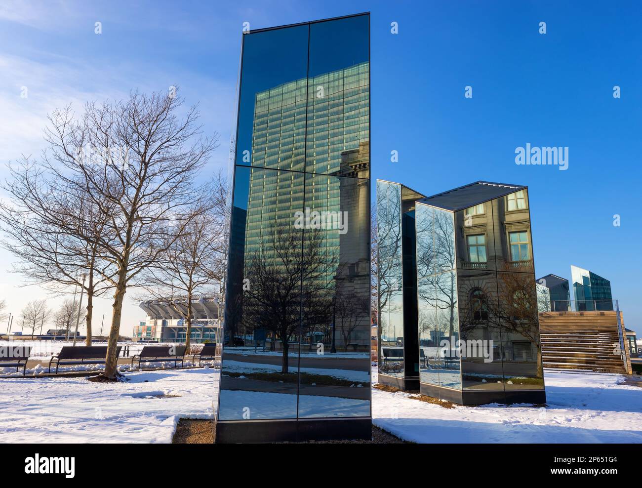 Cleveland, Ohio, USA - 24. Januar 2023: Der Schnee bedeckt das Parkgelände, wo verspiegelte Strukturen die Umgebung widerspiegeln. Stockfoto