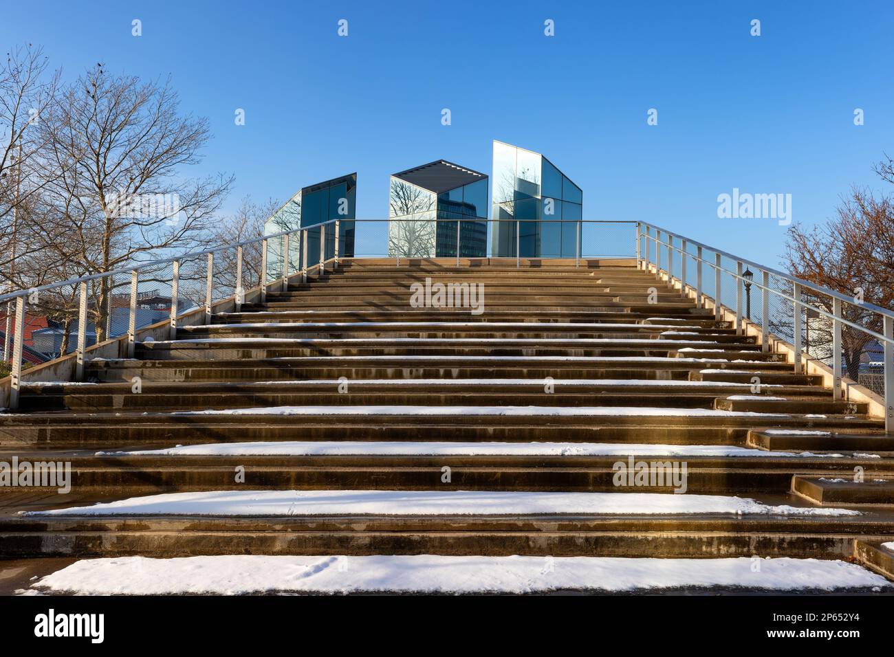 Der Schnee bedeckt Stufen, die zu einer Aussichtsplattform in einem Stadtpark in der Innenstadt von Cleveland, Ohio, führen. Stockfoto