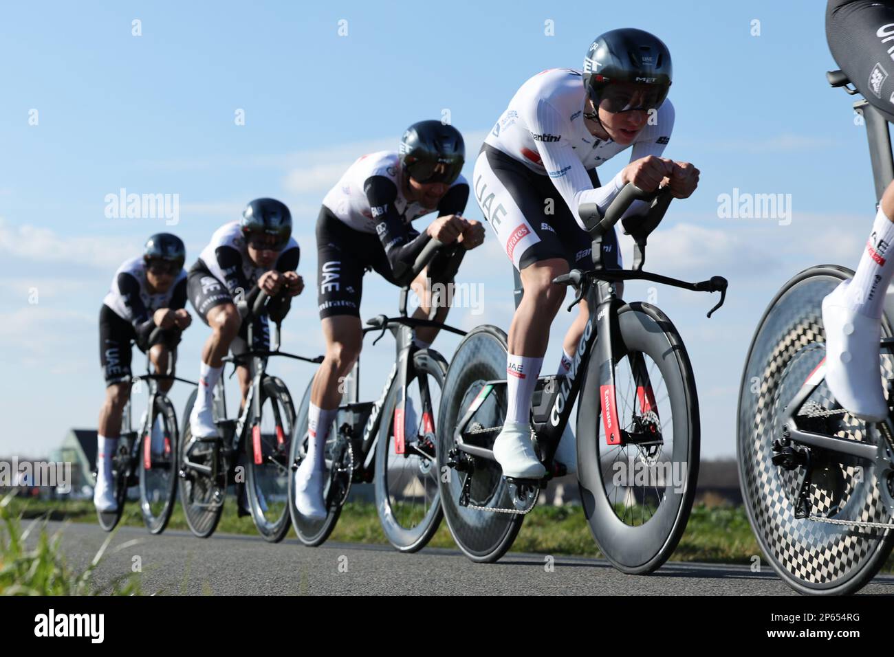 Die Fahrer des Teams Emirates der Vereinigten Arabischen Emirate wurden in der dritten Etappe des 81. Radrennens Paris-Nizza acht Tage in Aktion gezeigt, einem 32,2 km langen Team-Time-Test mit Start und Ende in Dampierre-en-Burly, Frankreich, Dienstag, den 07. März 2023. BELGA FOTO DAVID PINTENS Stockfoto