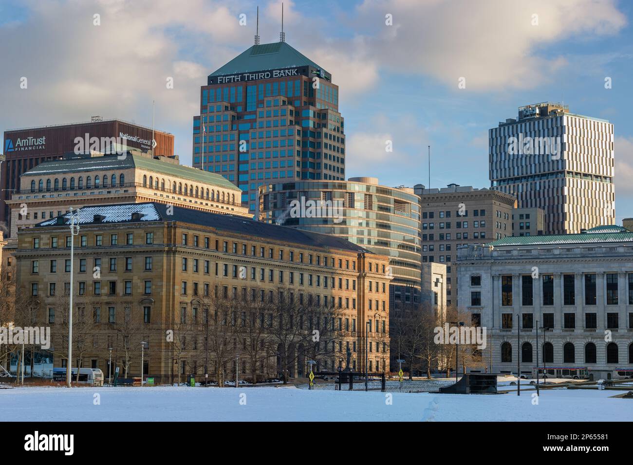Cleveland, Ohio, USA - 25. Januar 2023: Schnee bedeckt den Boden in einem Bereich vor Gebäuden im Stadtzentrum. Stockfoto