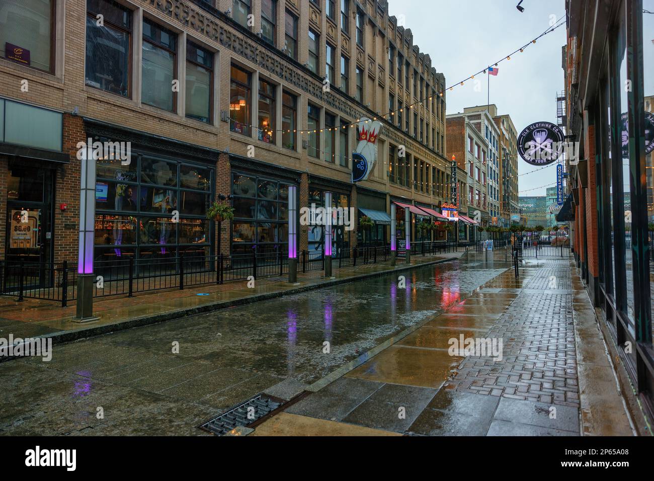 Cleveland, Ohio, USA - 25. Januar 2023: Nasses Schneewetter in der Innenstadt, in der nur wenige Menschen im Freien sind. Stockfoto