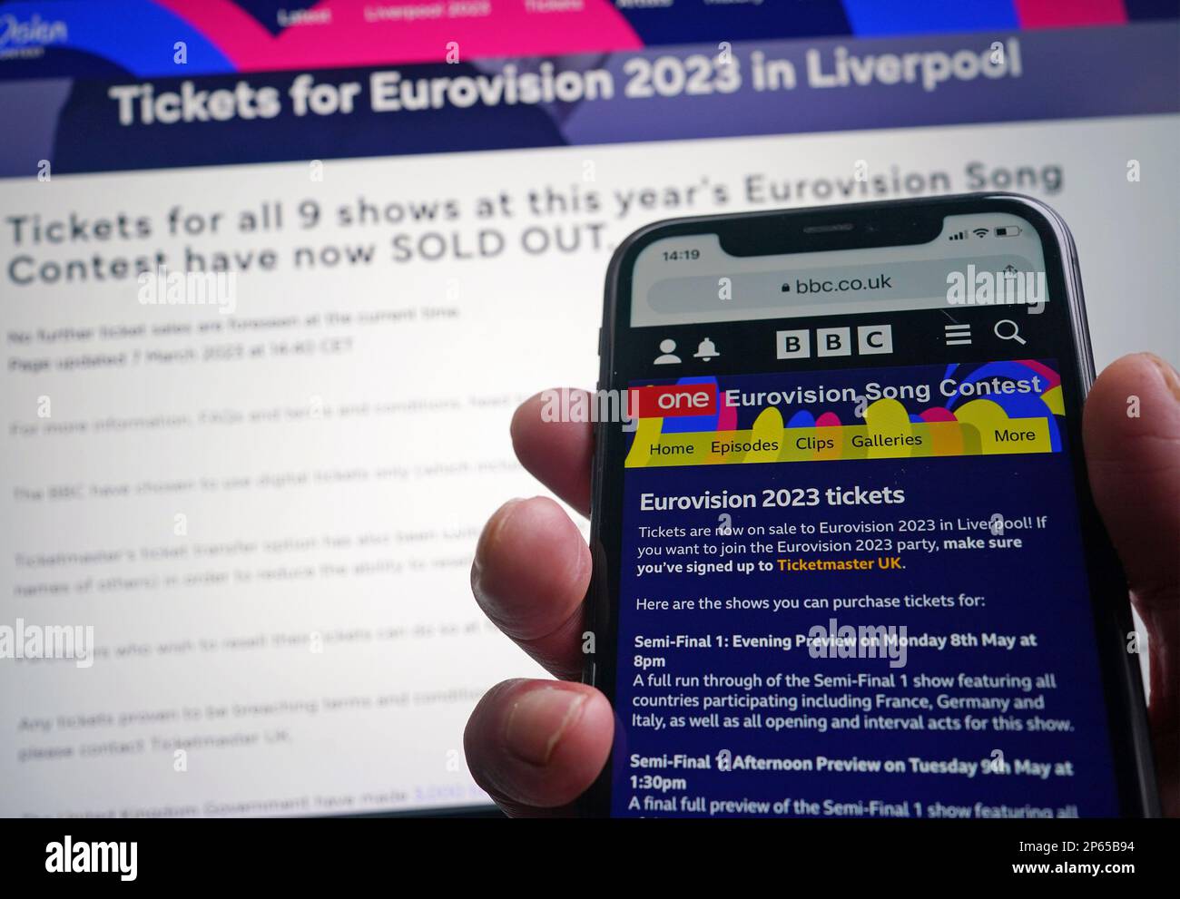 Eine Ansicht des A-Telefonbildschirms mit einer Seite für Tickets für den Eurovision Song Contest und einer Seite auf der Eurovision-Website auf einem Laptop-Bildschirm, die diejenigen, die Tickets kaufen möchten, darüber informiert, dass alle neun Shows ausverkauft sind. Die Tickets für das große Finale des Eurovision Song Contest sind in etwas mehr als einer halben Stunde ausverkauft. Die Fans hatten technische Probleme, da die Ticketmaster-Website mit der Anzahl der Leute zu kämpfen hatte, die Tickets für die neun verschiedenen Live-Shows am Dienstag kaufen wollten. Ausgabedatum: Dienstag, 7. März 2023. Stockfoto