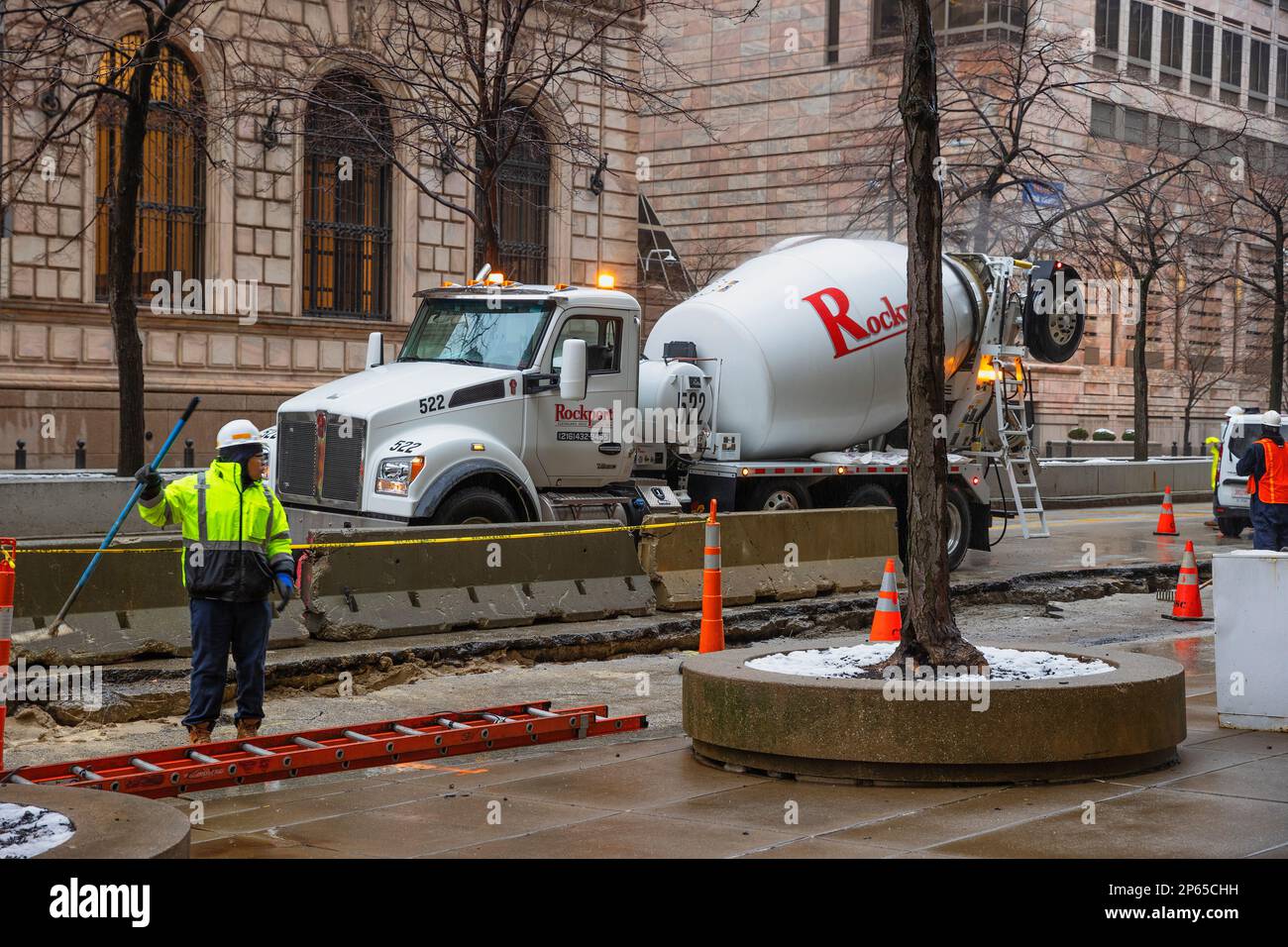 Cleveland, Ohio, USA - 25. Januar 2023: Nasses Schneewetter hält die Bauarbeiten in der Innenstadt nicht auf. Stockfoto