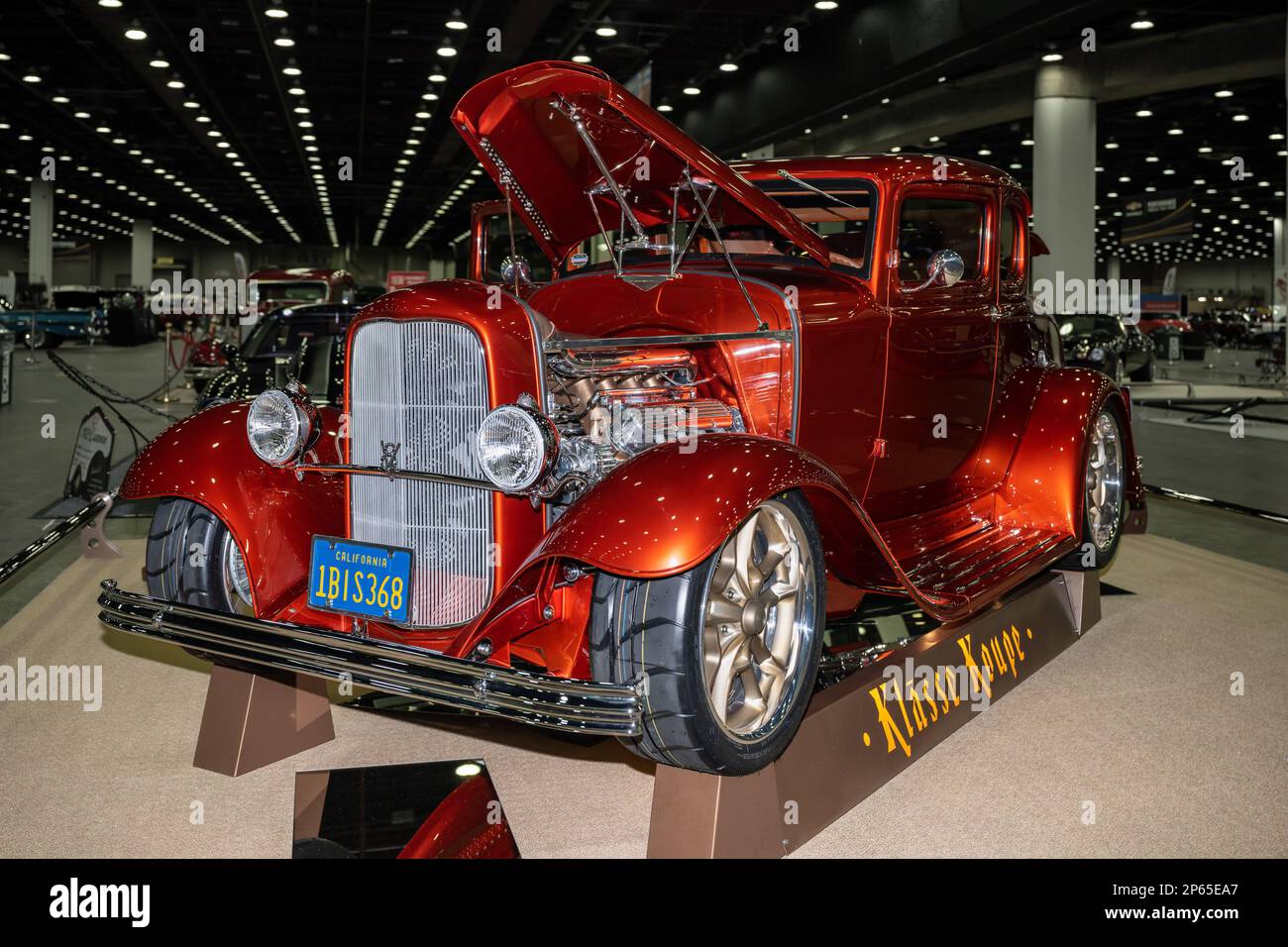 DETROIT, MI/USA - 24. Februar 2023: Eine 1932 Ford 5-Window Coupe Interpretation auf der Detroit AutoRama. Stockfoto