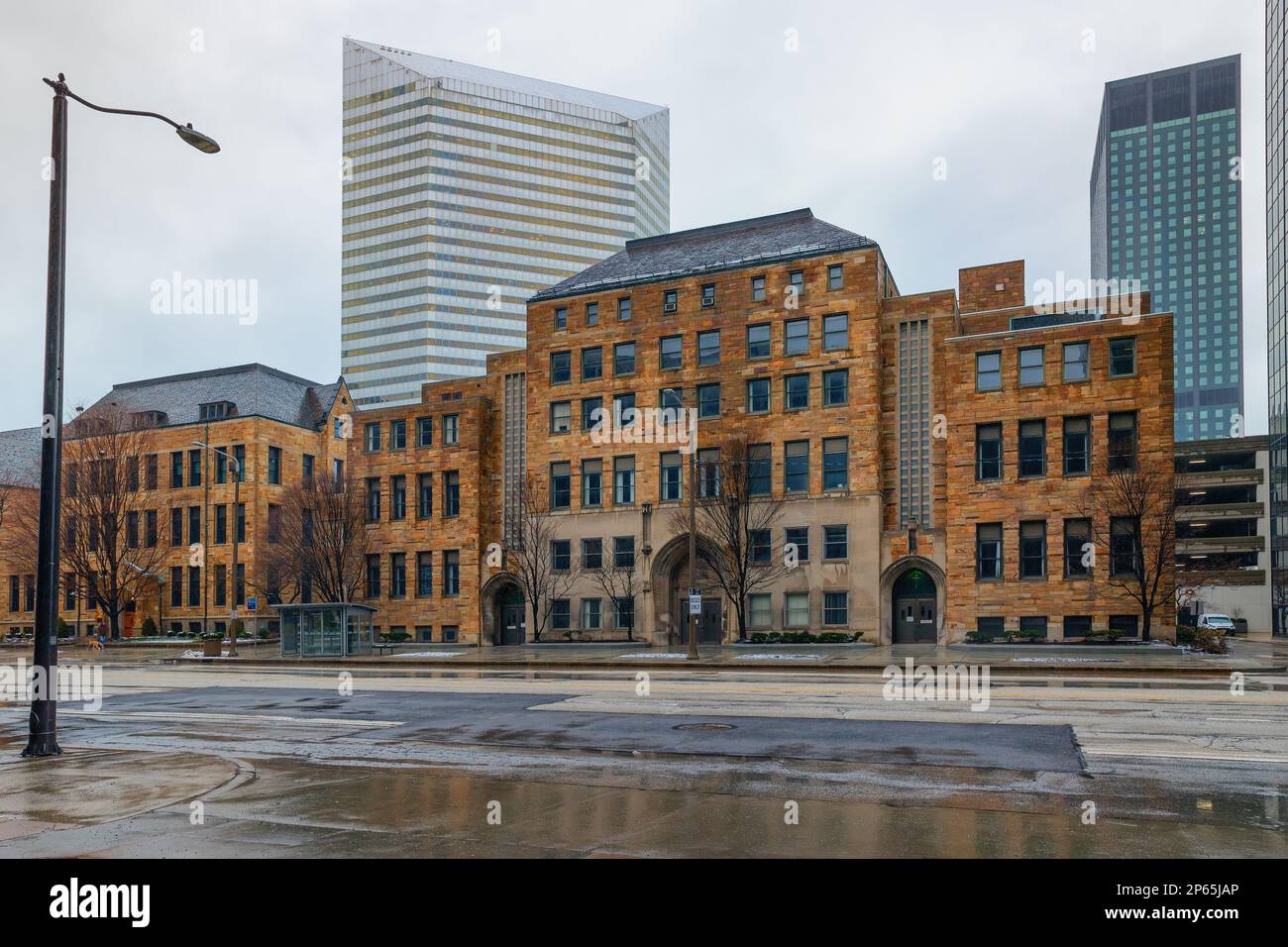 Cleveland, Ohio, USA - 25. Januar 2023: Ältere Gebäude stehen neben neueren im älteren Teil der Innenstadt. Stockfoto