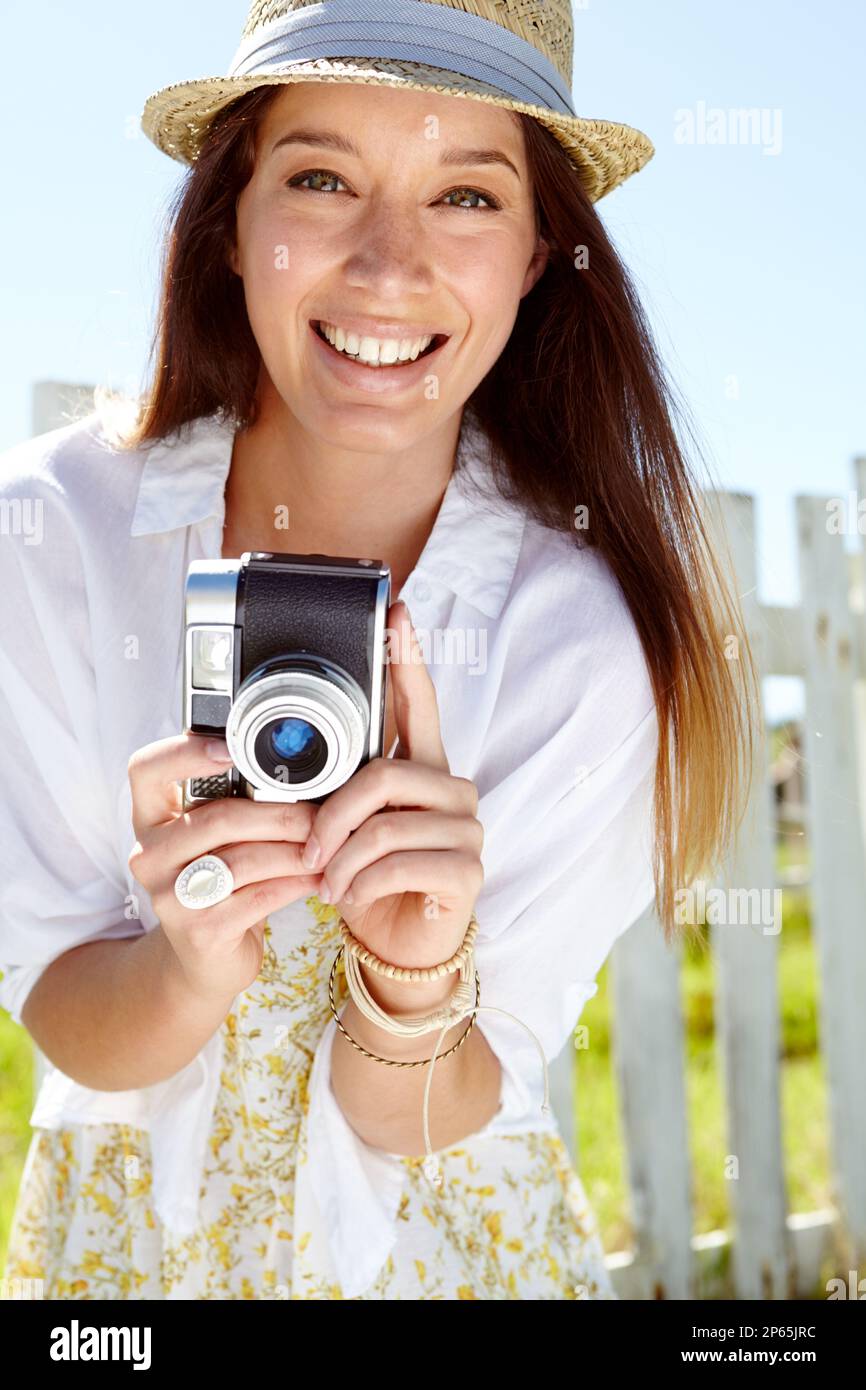 Frauenporträt, Fotograf oder Oldtimer-Kamera an Urlaubsorten, Sommerferien oder Ausflügen in Deutschland. Lächeln, glücklich oder Reise-Blogger mit Stockfoto Frauenporträt, Fotograf oder Oldtimer-Kamera an Urlaubsorten, Sommerferien oder Ausflügen in Deutschland. Lächeln, glücklich oder Reise-Blogger mit Stockfoto