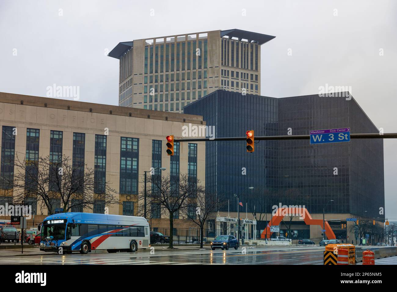 Cleveland, Ohio, USA - 25. Januar 2023: Ein Abschnitt des Downtwon Cleveland mit sehr wenig Verkehr ist auf der Straße zu sehen. Stockfoto