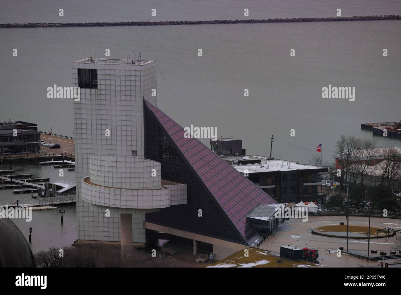 Cleveland, Ohio, USA - 25. Januar 2023: Blick durch das Fenster des Hilton Hotels im 23. Stock auf Clevelands Uferpromenade. Stockfoto