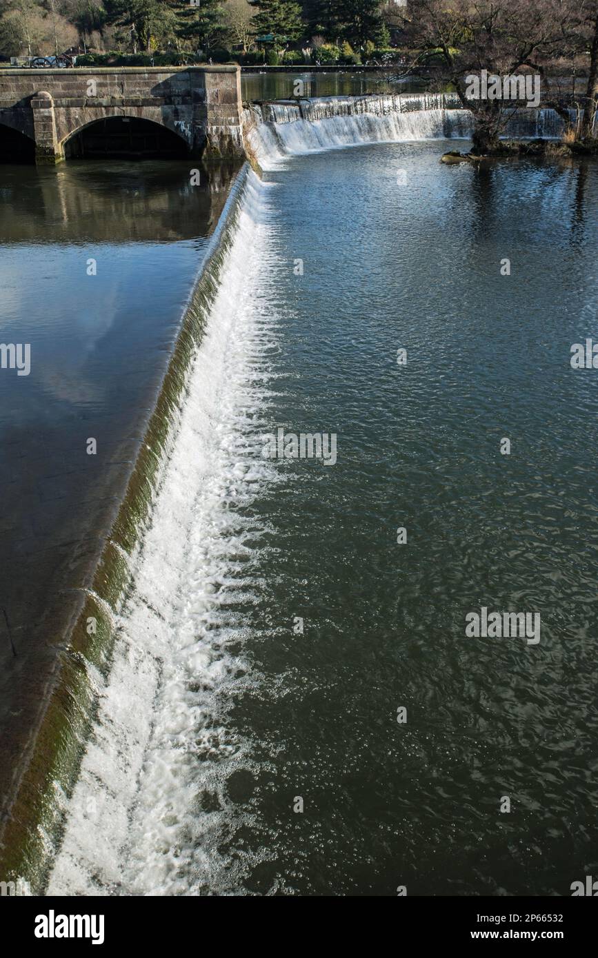 Das Überlaufweir am Fluss Derwent in Belper, Derbyshire, England Stockfoto