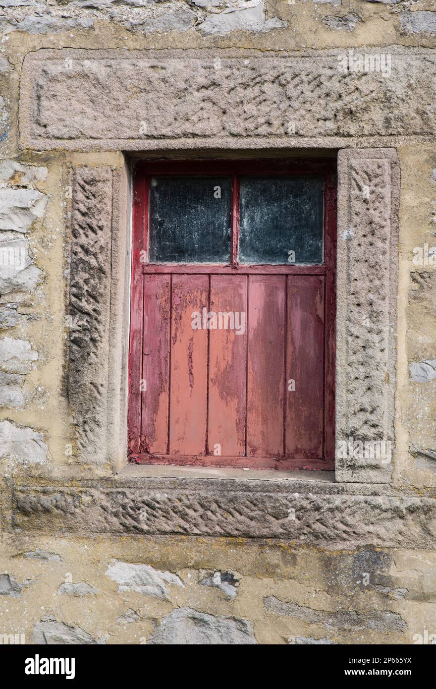 Ein altes, verblichenes rotes Holzfenster in einer Derbyshire-Scheune, England Stockfoto