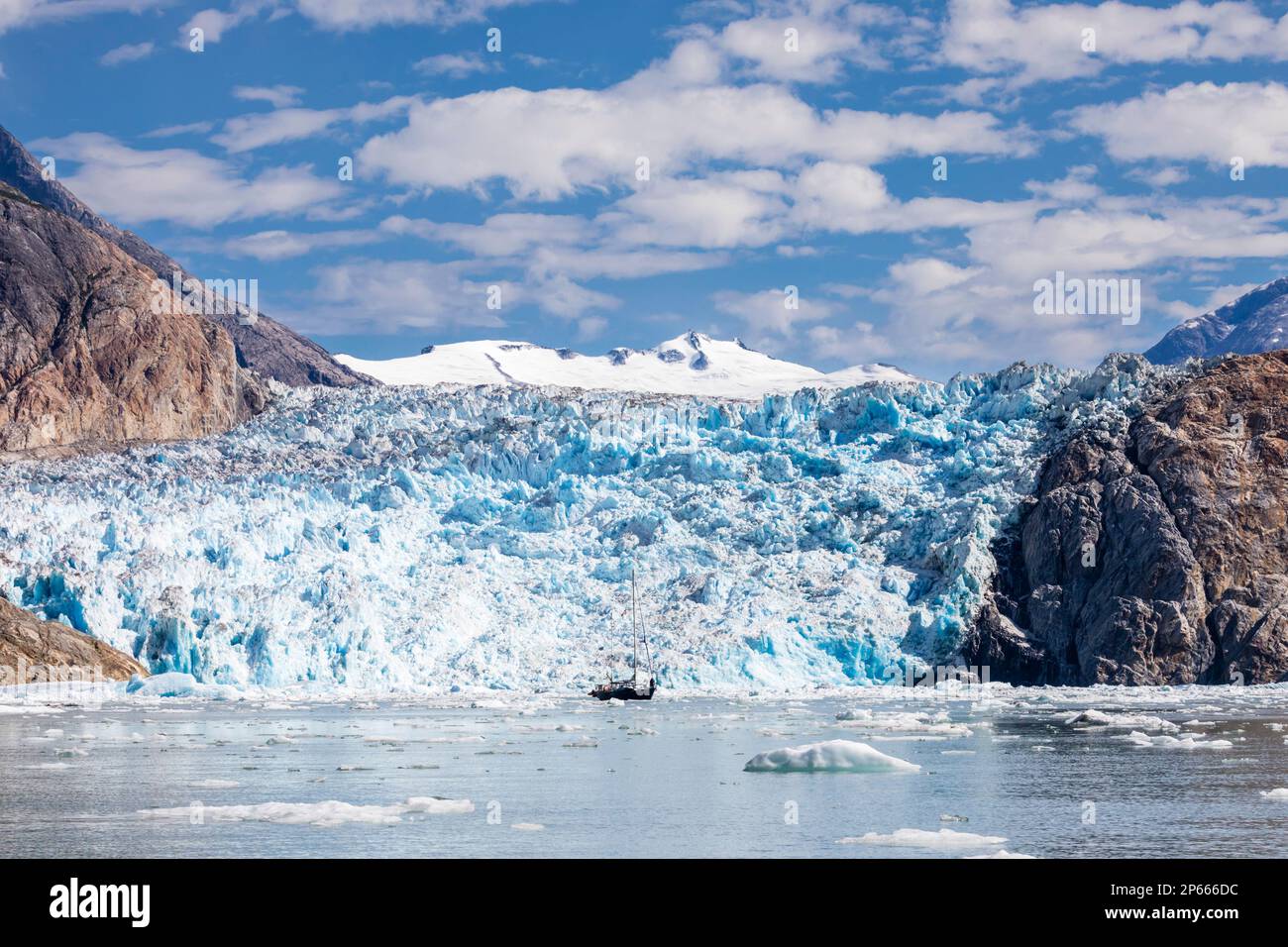 Eis, das vom South Sawyer Glacier in Tracy Arm-Fords Terror Wilderness, Südost-Alaska, Vereinigte Staaten von Amerika, Nordamerika, kalbt Stockfoto