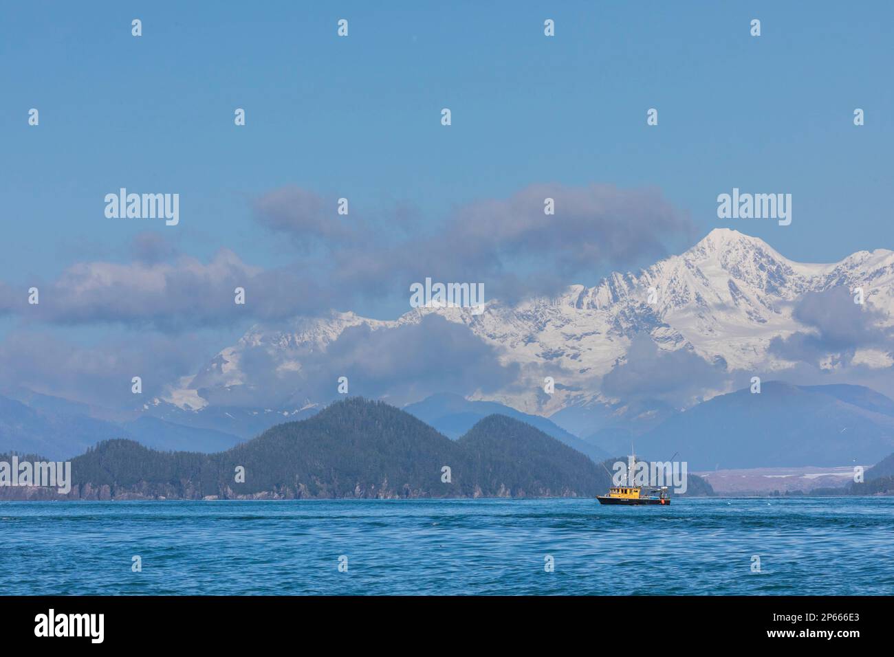 Kommerzielles Fischerboot im Inian Pass mit den Fairweather Mountains dahinter, Südost-Alaska, Vereinigte Staaten von Amerika, Nordamerika Stockfoto