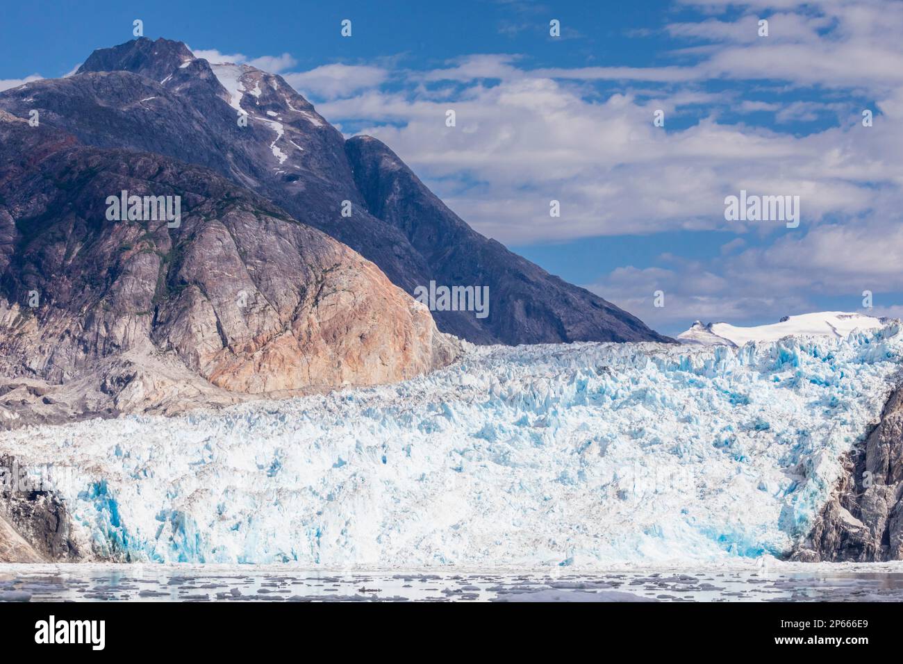 Eis, das vom South Sawyer Glacier in Tracy Arm-Fords Terror Wilderness, Südost-Alaska, Vereinigte Staaten von Amerika, Nordamerika, kalbt Stockfoto