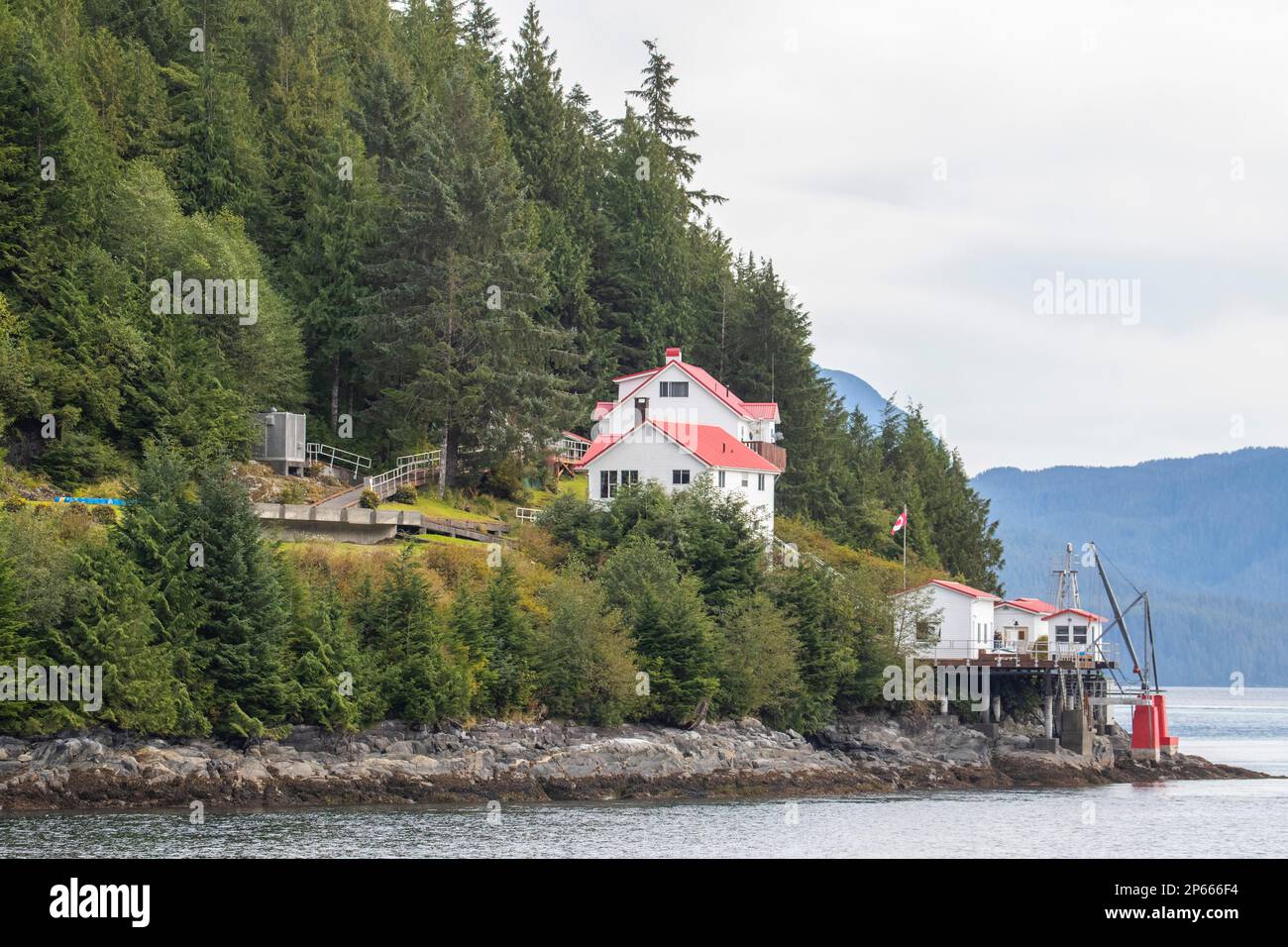 Abgelegener Leuchtturm entlang der Küste von Boat Bluff, British Columbia, Kanada, Nordamerika Stockfoto