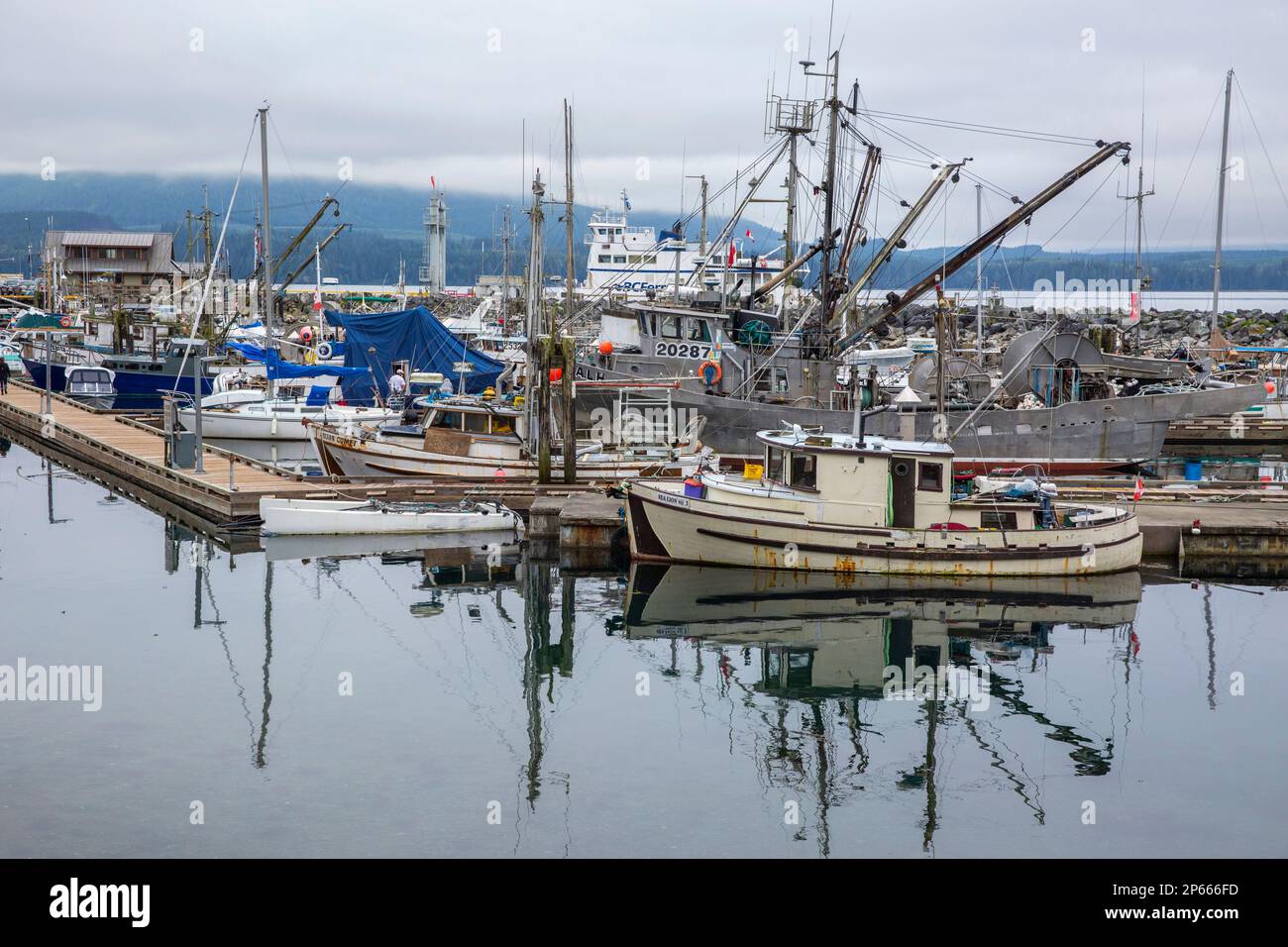 Blick auf den Hafen in Alert Bay, Cormorant Island, British Columba, Kanada, Nordamerika Stockfoto Blick auf den Hafen in Alert Bay, Cormorant Island, British Columba, Kanada, Nordamerika Stockfoto