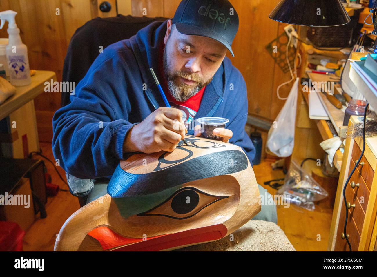 Kunsthandwerker mit traditioneller Maske in Old Massett (GAW in Xaad kil), Graham Island (Haida Gwaii), British Columbia, Kanada, Nordamerika Stockfoto