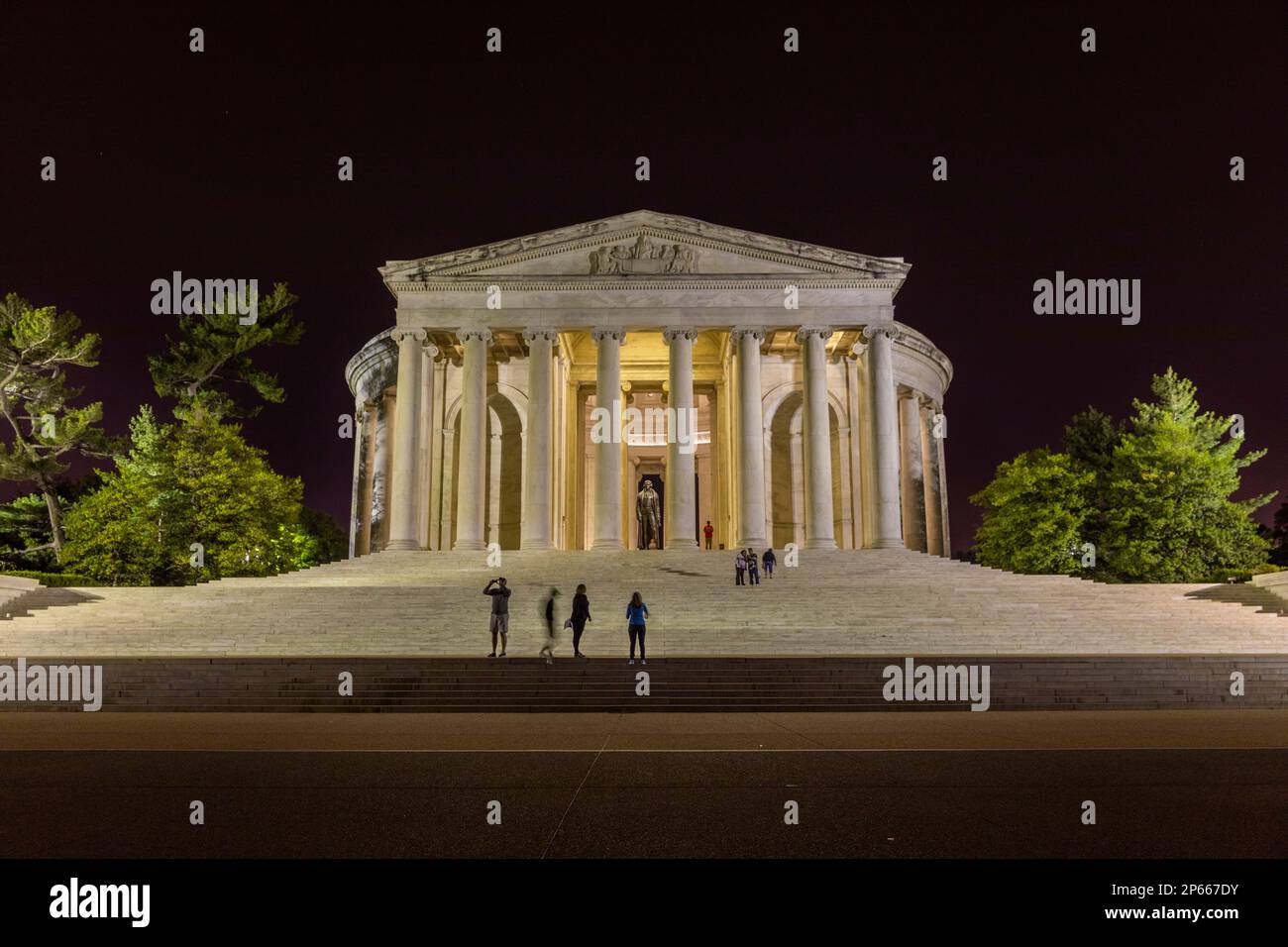 Das bei Nacht beleuchtete Thomas Jefferson Memorial im West Potomac Park, Washington, D.C., USA, Nordamerika Stockfoto