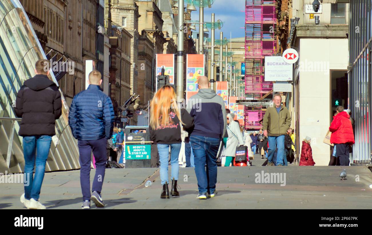 Glasgow, Schottland, Vereinigtes Königreich, 7. März 2023. UK Weather: Die Style Meile vom St. enoch Square aus gesehen, sah Sunny Start glücklichere Einheimische, als sich die Straßen im Frühlingswetter füllten, bevor der Winter wieder zurückkehrte. Credit Gerard Ferry/Alamy Live News Stockfoto