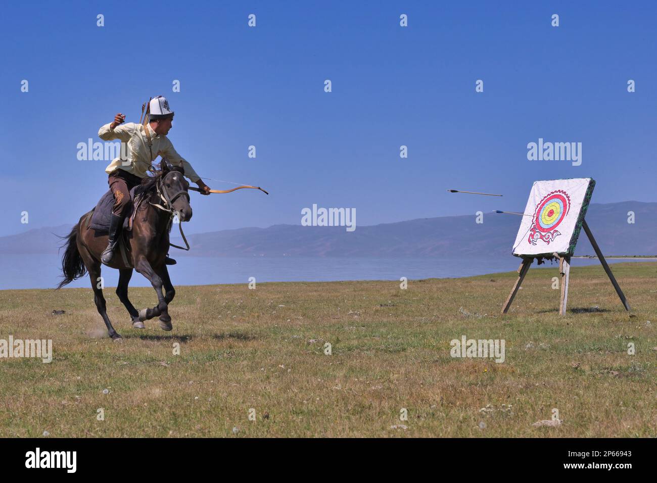 Kirgisische Nomaden schießen auf ein Ziel während des Galoppings, Song Kol See, Naryn Region, Kirgisistan, Zentralasien, Asien Stockfoto