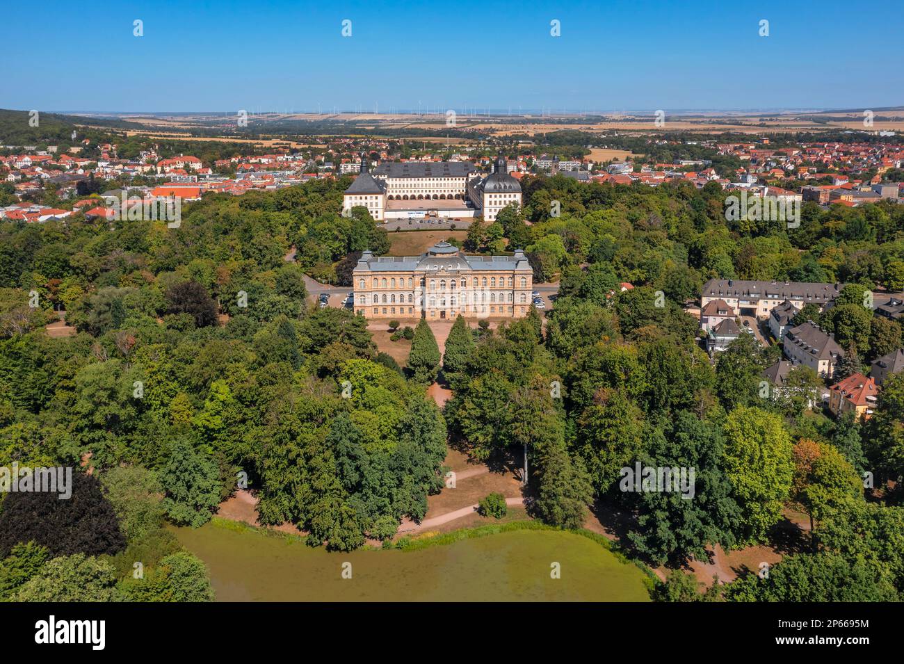 Englischer Garten, Herzogsmuseum mit Schloss Friedenstein im Hintergrund, Gotha, Thüringer Becken, Thüringen, Deutschland, Europa Stockfoto