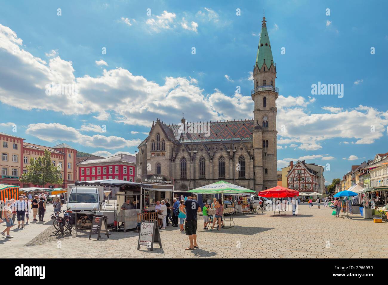 Wöchentlicher Markt auf dem Marktplatz, die Kirche unserer Lieben Frau, Meiningen, Werratales Tal, Rhon, Thüringen, Deutschland, Europa Stockfoto