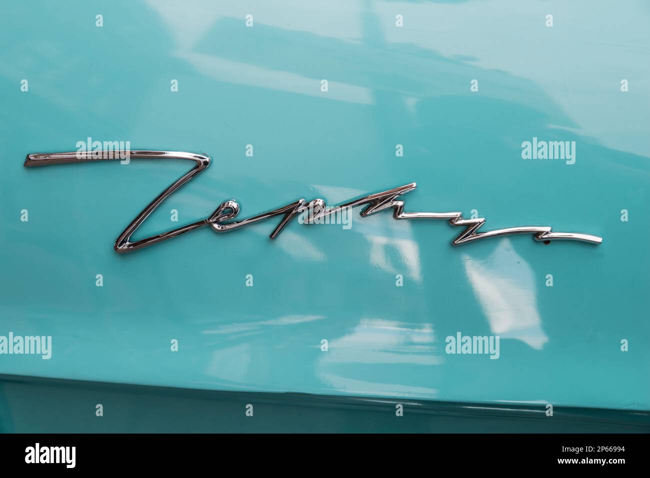 Ein verchromtes „Zephyr“-Emblem auf einem blauen 1950er Ford Zephyr Stockfoto