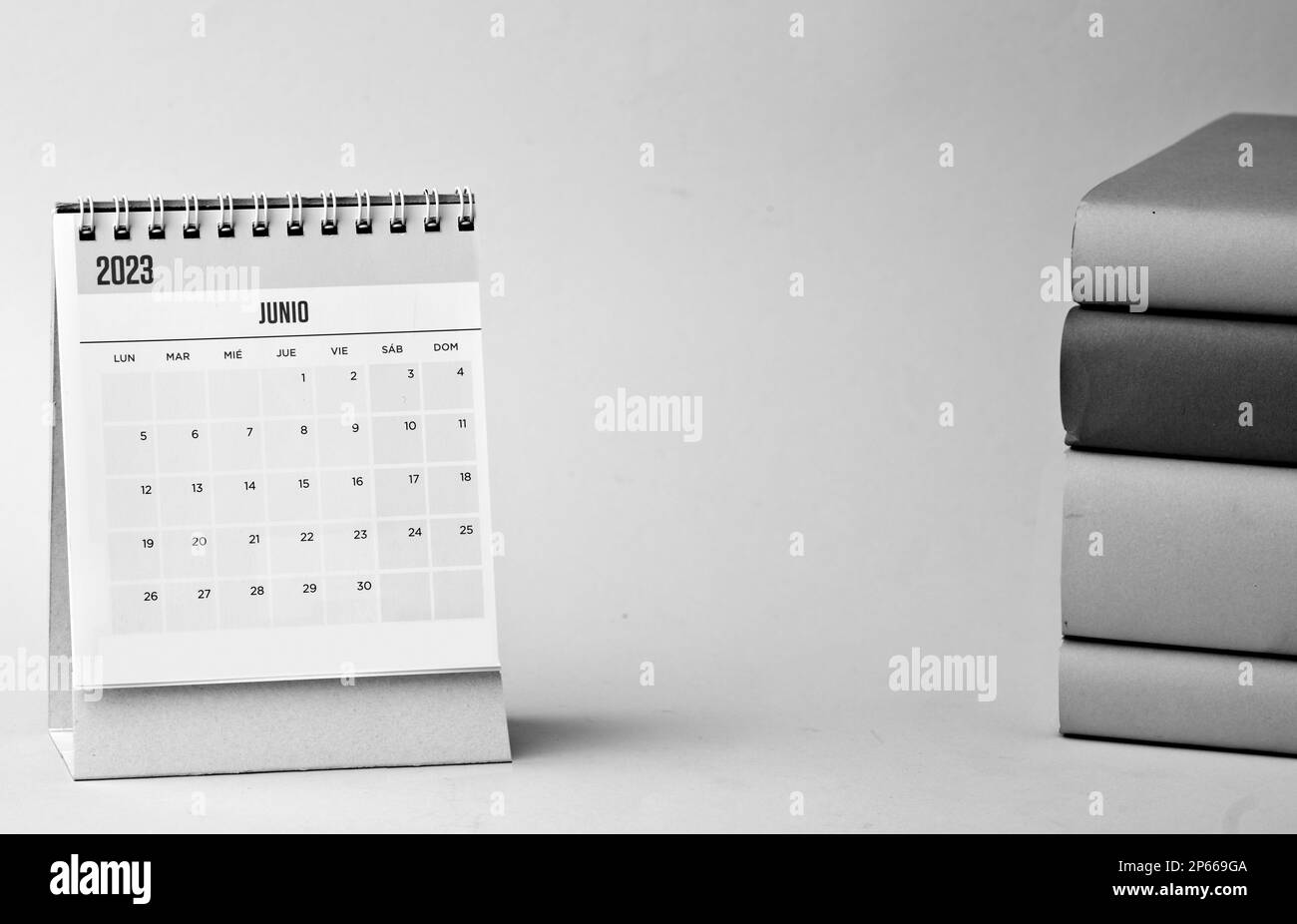 Tischkalender für Juni 2023 mit Büchern, Schwarzweiß-Fotografie Stockfoto