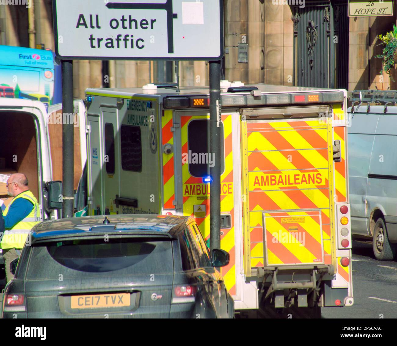 Glasgow, Schottland, Vereinigtes Königreich, 7. März 2023. UK Weather: Ein Krankenwagen auf der Hope Street. Bei einem sonnigen Start waren die Einheimischen glücklicher, da die Straßen sich im Frühlingswetter füllten, bevor der Winter wieder zurückkehrte. Credit Gerard Ferry/Alamy Live News Stockfoto